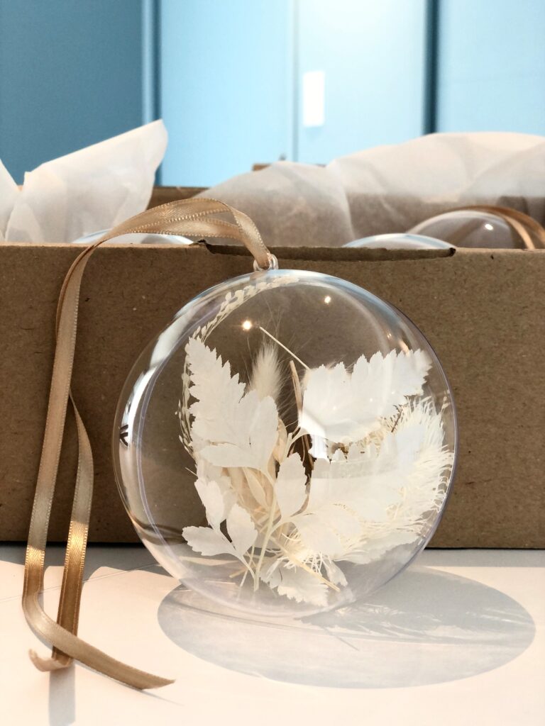 Boules de fleurs séchées blanches transparentes