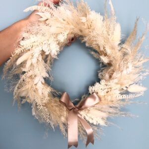 Couronne de fleurs séchées blanches comme la neige
