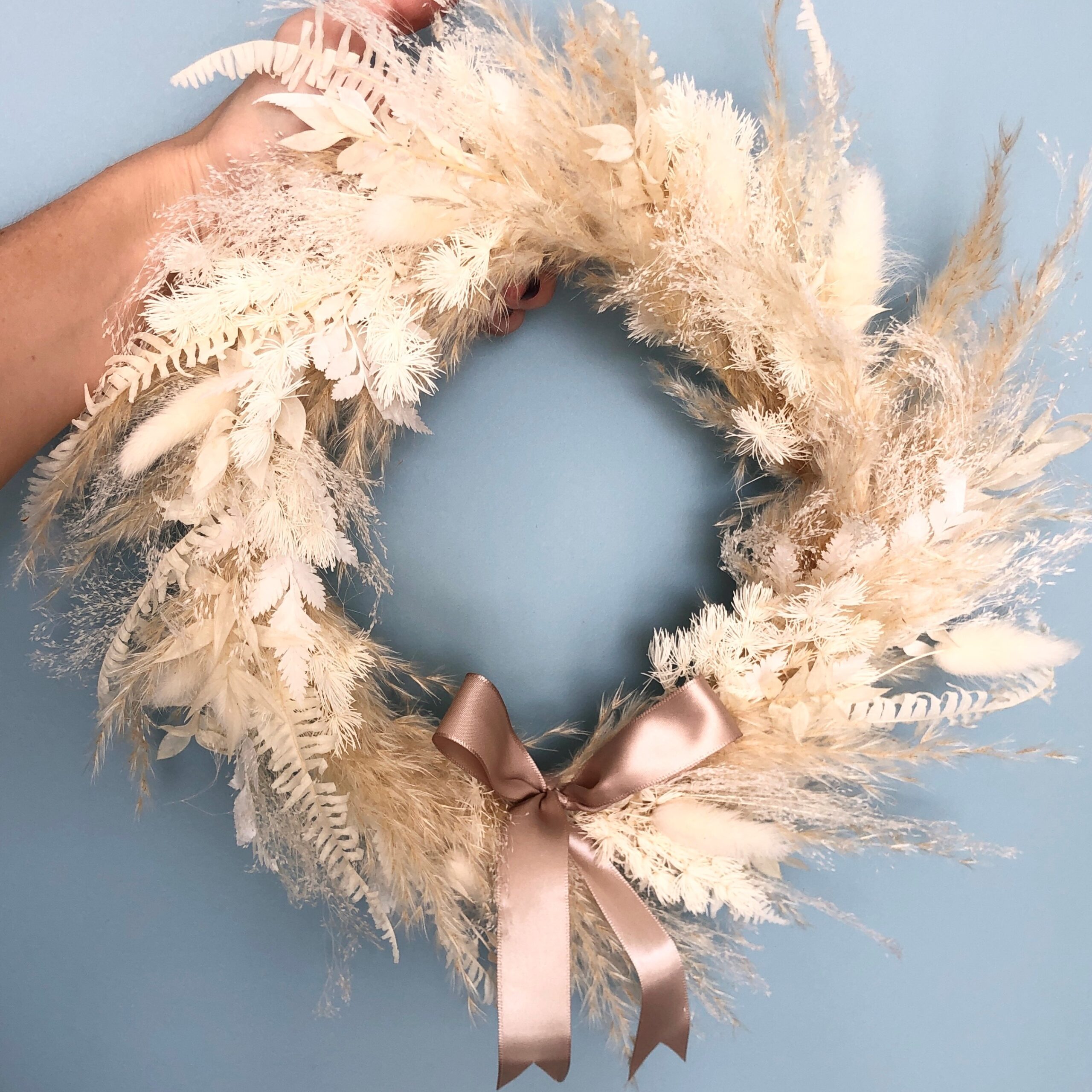 Couronne de fleurs séchées blanches comme la neige