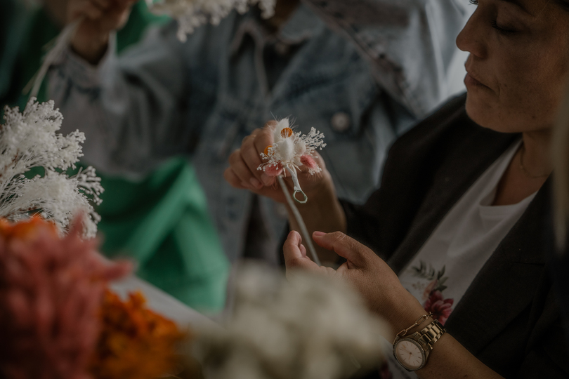 Atelier Fleurs séchées – Accessoires de mariage en terre cuite