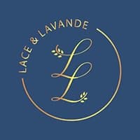 Logo circulaire or pour 'Lace & Lavande' avec un monogramme stylisé 'LL' orné de petites feuilles, sur fond bleu nuit.
