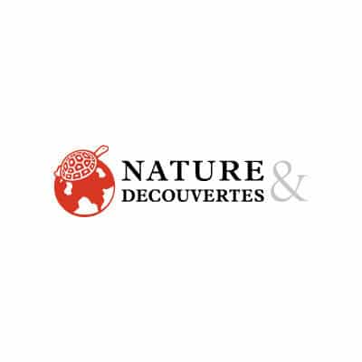 Logo Nature & Découvertes : tortue rouge sur un globe terrestre stylisé à côté du texte "NATURE & DECOUVERTES" avec le '&' en gris.