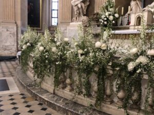 Des fleurs blanches fraîches pour un mariage parisien