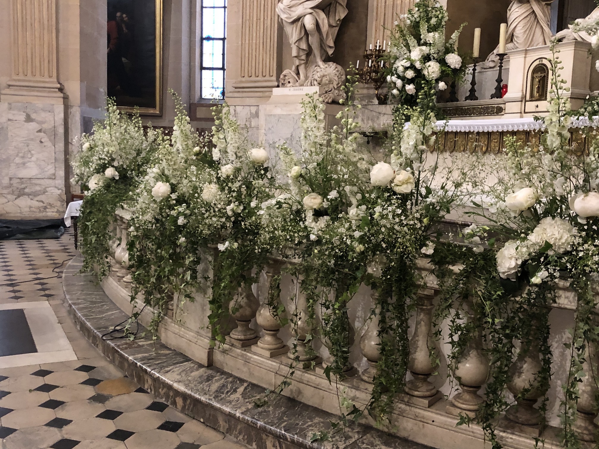 Des fleurs blanches fraîches pour un mariage parisien