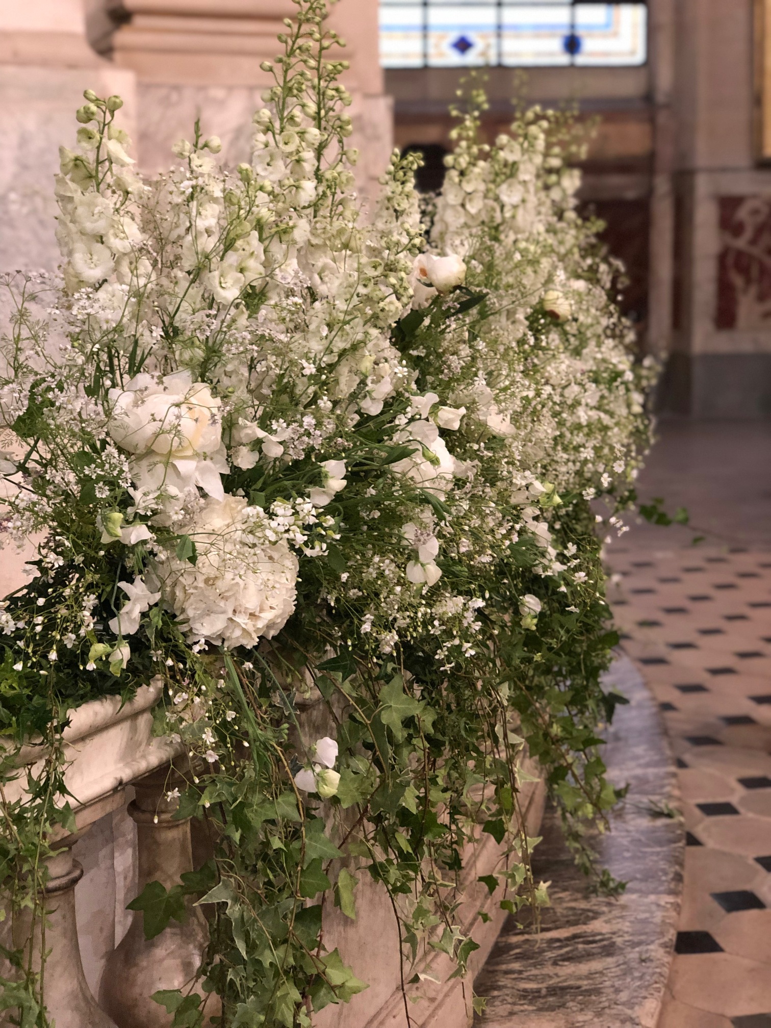 Des fleurs blanches fraîches pour un mariage parisien
