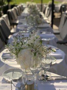 Des fleurs blanches fraîches pour un mariage parisien