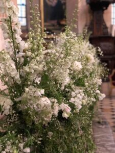 Des fleurs blanches fraîches pour un mariage parisien