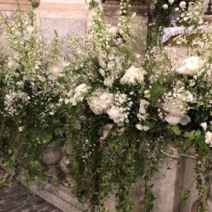 Des fleurs blanches fraîches pour un mariage parisien