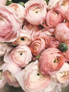 Éclosion d’Amour : Création de Fleurs de Cérémonie
