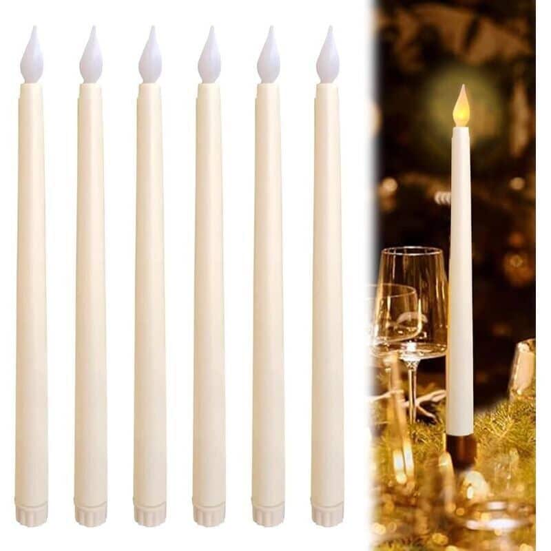Lot de 6 bougies chandelles LED ivoire, sans flamme, avec pointe vacillante. L'une éclaire une table de dîner festive.